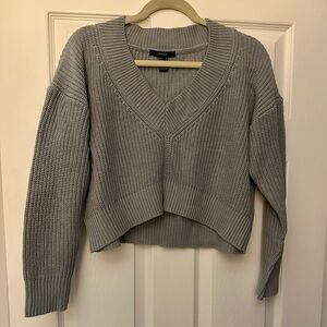 Forever 21 Light Gray V-Neck Cropped High-Low Sweater Size S Like New